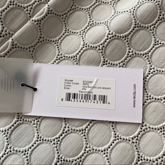 NWT Light grey pencil skirt. Size petite small - Picture 6 of 10